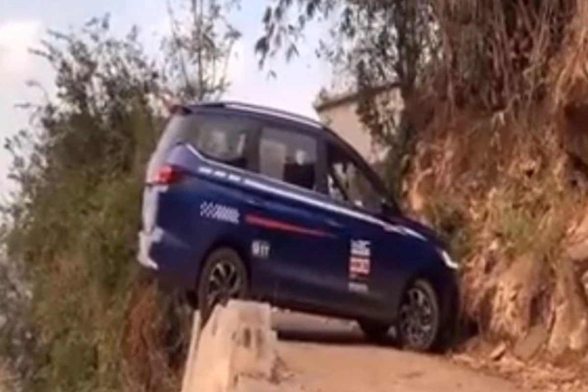 एकीकडे खोल दरी तर दुसरीकडे भलामोठा डोंगर