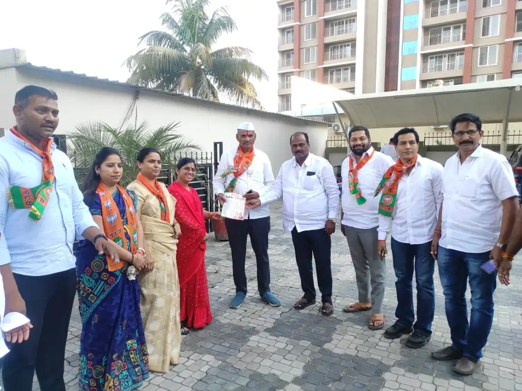 अश्विनी जगताप यांच्या प्रचारासाठी विजय जगताप यांचा नागरिकांशी संवाद