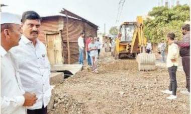 माजी उपासभापती बंडू खांदवे यांनी स्वतः लक्ष घालत खंडोबामाळ येथील रस्त्याची दुरुस्ती केली