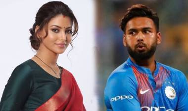 उर्वशी रौतेलाने पुन्हा वेधलं लक्ष, चाहते म्हणाले “वर्ल्ड कप झाल्यानंतर…”