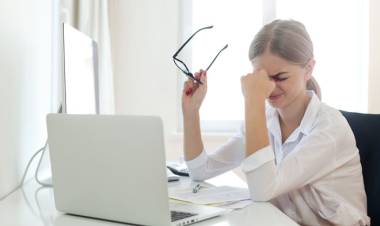 लॅपटॉप स्क्रीनसमोर बसून डोळ्यांवर ताण येतोय? मग ‘हे’ ९ उपाय करा!