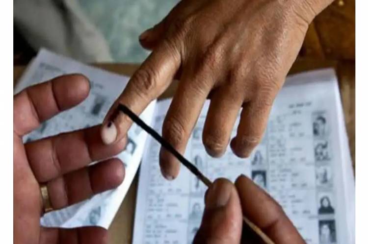 मतदारांनी शहरातील 52 केंद्रांवर बजावला मतदानाचा हक्क