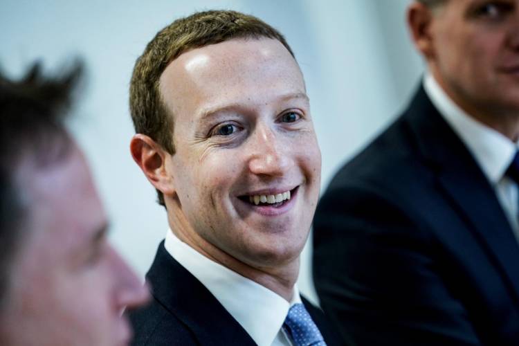 FB च्या माजी महिला कर्मचाऱ्याने केली झुकरबर्गच्या राजीनाम्याची मागणी