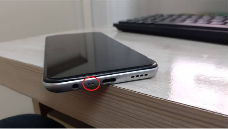 स्मार्टफोनच्या तळाशी असलेल्या होलचा कॉल दरम्यान काय आहे त्याचे काम?