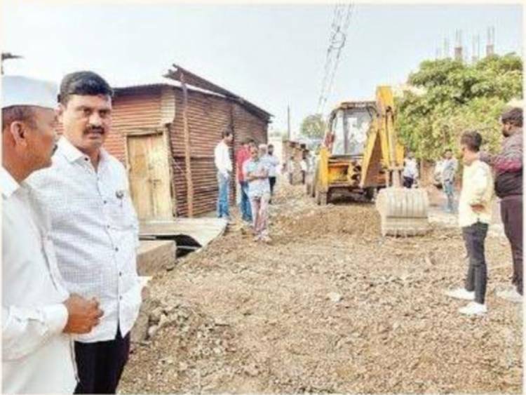 माजी उपासभापती बंडू खांदवे यांनी स्वतः लक्ष घालत खंडोबामाळ येथील रस्त्याची दुरुस्ती केली