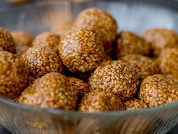 मकर संक्रांतीच्या दिवशी तीळ आणि गुळाचे का करतात सेवन ?