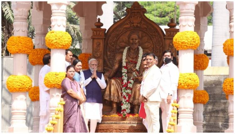 छत्रपती शिवाजी महाराजांच्या पुतळ्याचे प्रधानमंत्री नरेंद्र मोदी यांच्या हस्ते अनावरण