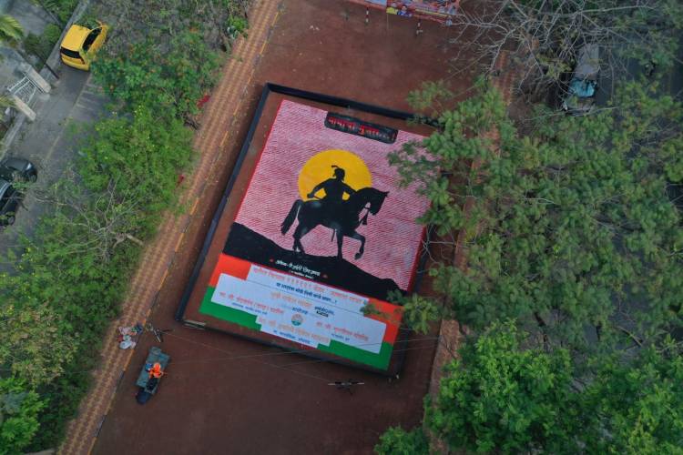 मोडी लिपीतुन साकारली शिवरायांची १२०० चौरस फुटी रांगोळी