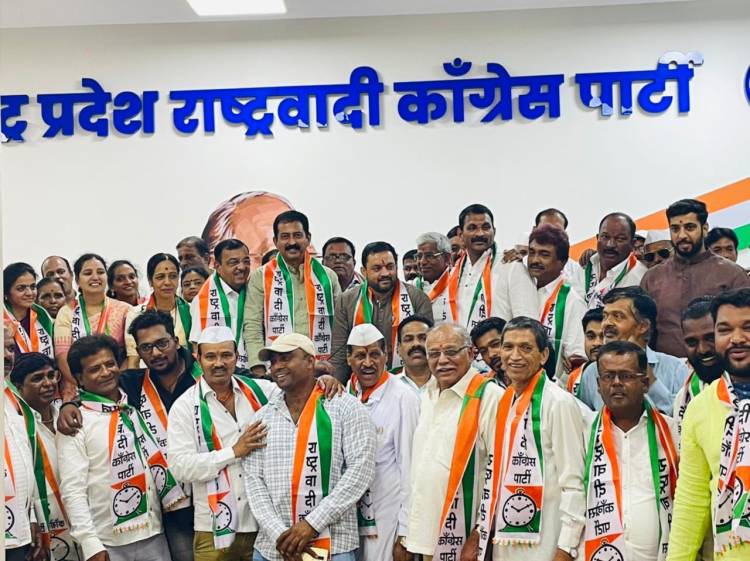 लोणावळा व देहूरोड मधील शेकडो काँग्रेस कार्यकर्त्यांनी हातांमध्ये घातले घड्याळ
