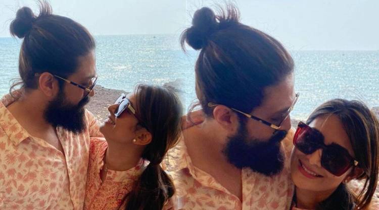KGF 2 च्या यशानंतर समुद्रकिनारी पत्नीसोबत रोमँटिक अंदाजात दिसला यश 