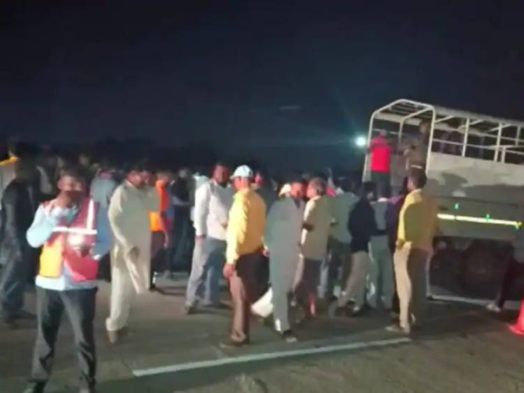 कार्तिकी दिंडीला पायी जाणाऱ्या वारकऱ्यांसोबत अनर्थ, कार थेट दिंडीत घुसली, ७  जणं जागीच ठार