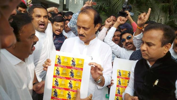 पुण्यात अजित पवारांच्या हस्ते दुचाकींना ‘स्वराज्य रक्षक छत्रपती संभाजी महाराज’ या आशायाचे स्टीकर लावण्यात आले