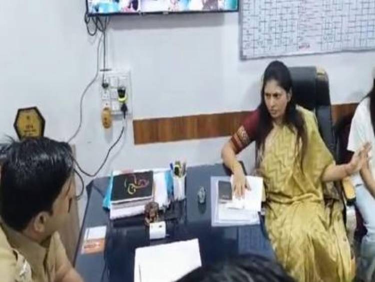 मुक्ताईनगर येथे भाजप नेत्याच्या मुलीची छेडछाड, सुरक्षारक्षकांवरही हल्ला..