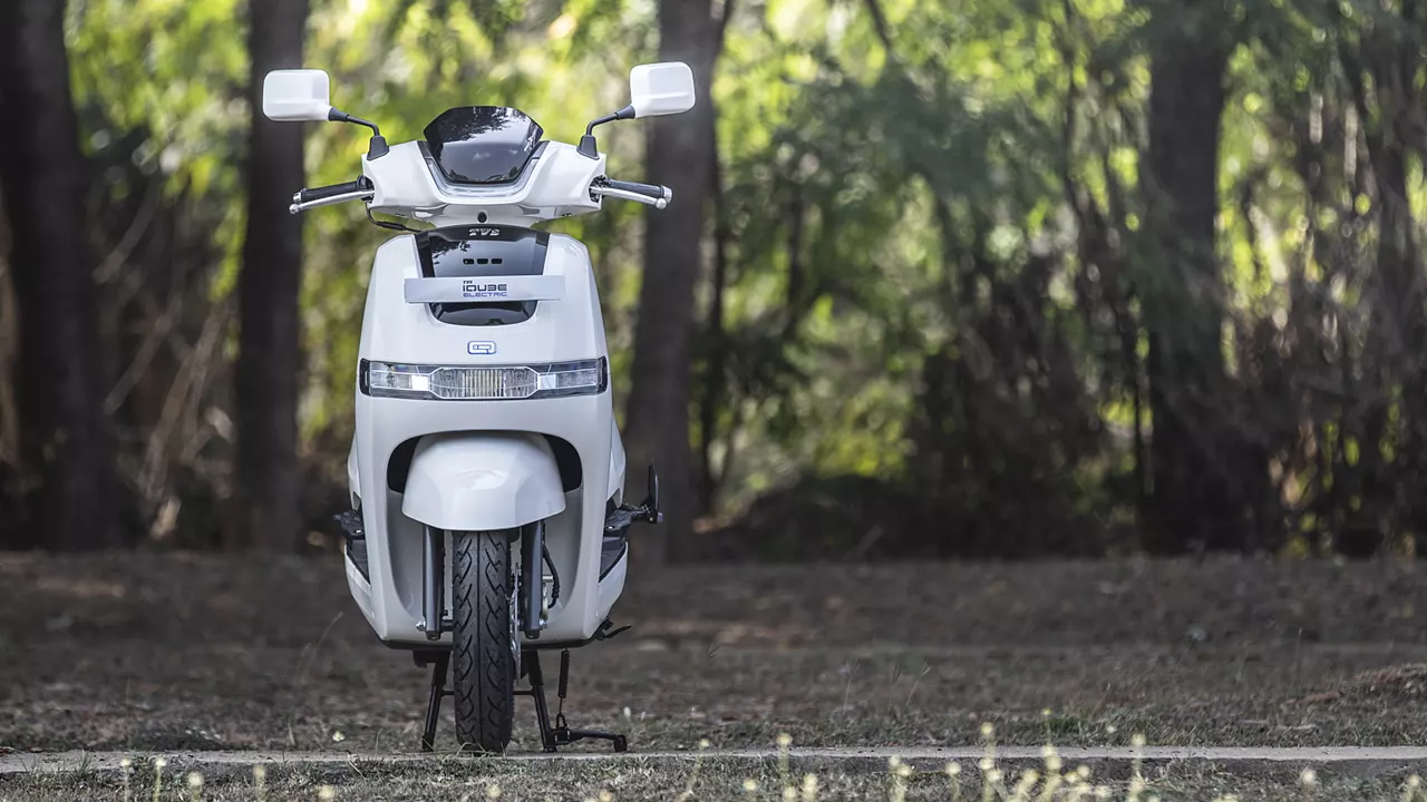 Ather पाहतच राहिली, TVS च्या ‘या’ इलेक्ट्रिक स्कूटरचा देशात बोलबाला, खरेदीसाठी मोठी गर्दी