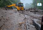 Heavy Rains Disrupt Rail Traffic : मुसळधार पावसाचा रेल्वे वाहतुकीला फटका; कर्जत–लोणावळा घाटातील दरडीमुळे डेक्कन क्वीनसह अनेक गाड्या रद्द 